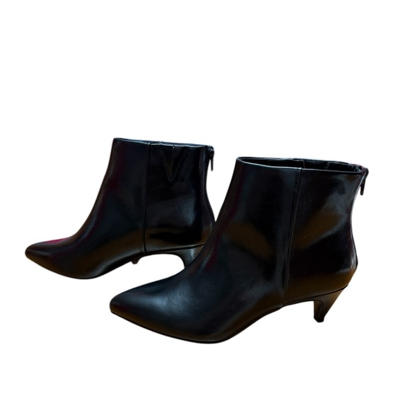 NWT, Penningtons, Pointed Toe Ankle Boot, Very Wide Foot, 9WW, Black - Picture 3 of 9